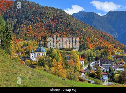 Paysage D'Automne Avec Abbaye D'Ettal, Ettal, Parc Naturel D'Ammergauer Alpen, Haute-Bavière, Bavière, Allemagne Banque D'Images