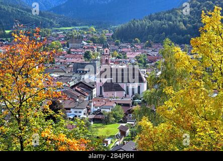 Vue sur le centre ville avec église paroissiale, Mittenwald, Isartal, Werdenfelser Land, Haute-Bavière, Bavière, Allemagne Banque D'Images