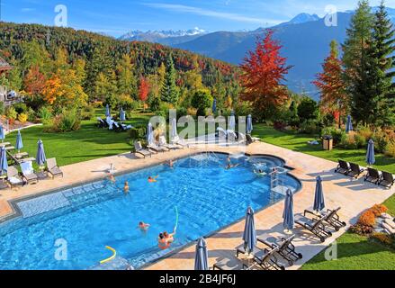 Piscine, piscine et jardin de l'Interalpenhotel avec vue sur la vallée de l'auberge et le Kalkkögel (280 m), Telfs, Tyrol, Austrial Banque D'Images