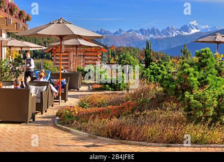 Terrasse de jardin de l'Interalpenhotel contre Kalkkögel (280 m), Telfs, Inn Valley, Tyrol, Autriche Banque D'Images