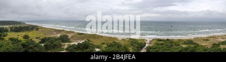 Vue panoramique sur la forêt de Darß, le Darßer Weststrand (plage ouest) et la côte Baltique, vu du phare Darßer Ort sur la péninsule Fischland-Darß-Zingst, Banque D'Images