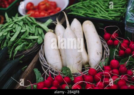 Les légumes sur le marché stallent pour la vente, gros plan Banque D'Images