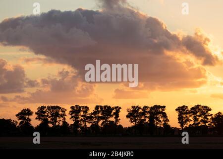 Europa, Deutschland, Niedersachsen, Otterndorf. Sonnenuntergang hinter Gewitterwolken. Banque D'Images