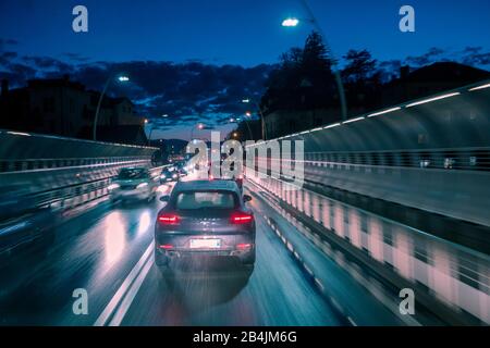 trafic en soirée de voitures dans la ville, pont alpini, belluno, vénétie, italie Banque D'Images