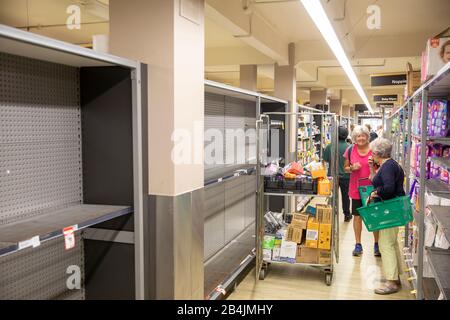 Le coronavirus en Australie conduit à l'achat de paniquer de masse des rouleaux de toilette papier de toilette laissant des supermarchés avec des étagères vides et doivent limiter l'achat Banque D'Images