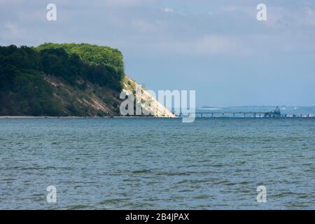 Mer Baltique, Rügen, côte escarpée à Sellin, jetée de vue lointaine Banque D'Images