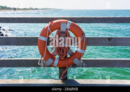 Ostsee, Fischland, Darss, Seebad Wustrow, Seebrücke, Rettungsring, Symbolbild Rettung Banque D'Images