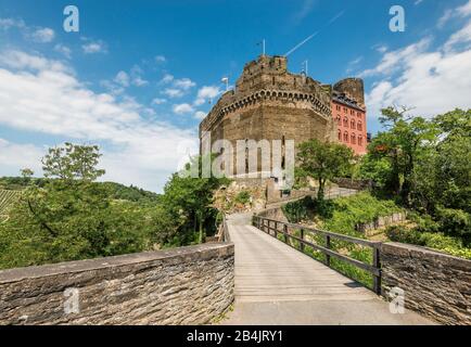 Pont vers la Schönburg à Oberwesel sur le Rhin moyen, le château romantique abrite un hôtel château et un musée, ainsi que le Kolpinghaus, en tant que château de jeunes de la Société Kolping, qui fait partie de la "Haute vallée du Rhin moyen", romantisme du Rhin pur, Banque D'Images