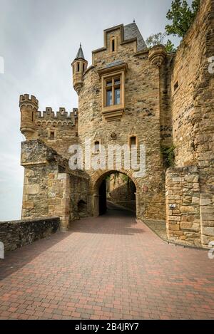 Château de Dhaun près de Hochstetten-Dhaun sur la Nahe, ruine du château dont le palais abrite le 'Heim-Volkschule Schloss Dhaun' (école), grand complexe avec bastion, Béring avec des tours de défense, porte et parc de palais, au-dessus de la vallée de Kellenbachtal (vallée) à l'entrée du Hunsrück, Banque D'Images