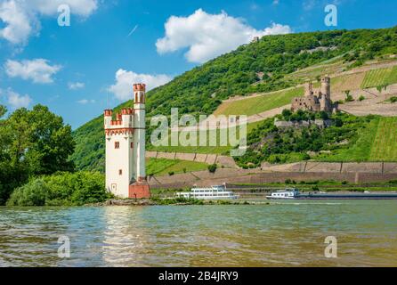 La tour de la souris près de Bingen avec ses ruines Ehrenfels en arrière-plan, sur le sommet de la montagne se trouve la tour de Rossel, ici au soi-disant "trou de Binger" commence le Rhin moyen, une partie de la "Haute vallée du Rhin moyen", classée au patrimoine mondial de l'UNESCO, selon la légende, Sur la tour de souris de l'archevêque Hatto II dévoré par des souris dans cette tour Banque D'Images