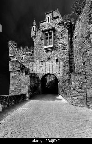 Château de Dhaun près de Hochstetten-Dhaun sur la Nahe, ruine du château dont le palais abrite le 'Heim-Volkschule Schloss Dhaun' (école), grand complexe avec bastion, Béring avec des tours de défense, porte et parc de palais, au-dessus de la vallée de Kellenbachtal (vallée) à l'entrée du Hunsrück, Banque D'Images