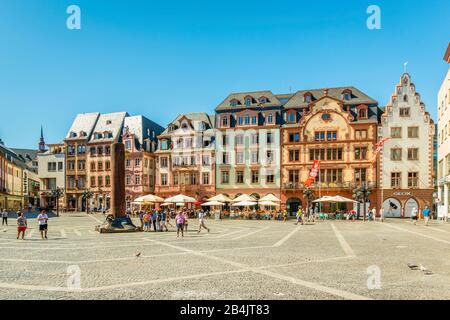 Maisons baroques historiques sur la place de la cathédrale de Mayence, façades de marchés reconstituées, haystack central, cafés et boutiques, Banque D'Images