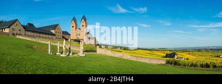 Panorama de l'Abbaye de Saint-Hildegardis de Bingen dans le Rheingau, au-dessus de Rüdesheim à Eibingen sur le Rhin moyen, monastère néo-roman bénédictin, Unesco World Heritage Upper Middle Rhin Valley, original a 150 mégapixels Banque D'Images