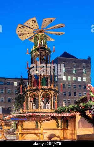 Allemagne, Saxe-Anhalt, Halle, pyramide de Noël sur la place du marché à Halle-Saale. Banque D'Images