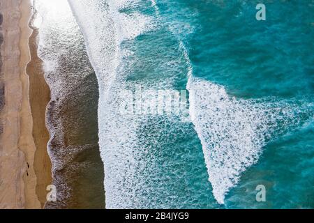 Vagues sur la plage de sable, Playa Famara à Caleta de Famara, drone shot, Lanzarote, îles Canaries, Espagne Banque D'Images