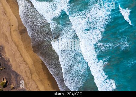 Vagues sur la plage de sable, Playa Famara à Caleta de Famara, drone shot, Lanzarote, îles Canaries, Espagne Banque D'Images