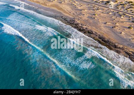 Vagues sur la plage de sable, Playa Famara à Caleta de Famara, drone shot, Lanzarote, îles Canaries, Espagne Banque D'Images