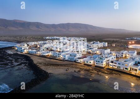 Caleta de Famara au crépuscule, prise en charge de drone, Lanzarote, îles Canaries, Espagne Banque D'Images