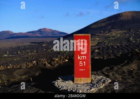 Kilomètre Marker du sentier de randonnée longue distance, à Yaiza, la région de la Geria, Lanzarote, îles Canaries, Espagne Banque D'Images