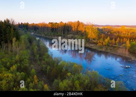 Wertach près d'Inningen au lever du soleil, Augsbourg, enregistrement de drone, Swabia, Bavière, Allemagne Banque D'Images