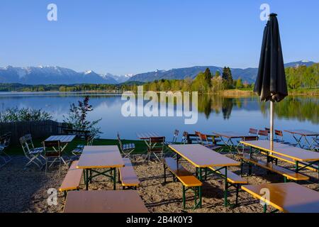 Café en plein air Seerestadurant Alpenblick am Staffelsee, Uffing am Staffelsee, contreforts alpins, Haute-Bavière, Bavière, Allemagne Banque D'Images