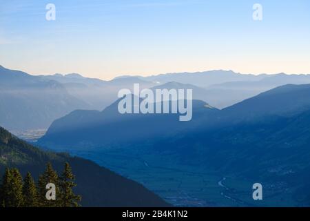 Zillertal avec Inntal, vue de Zillertaler Höhenstraße près de Kaltenbach, Tyrol, Autriche Banque D'Images