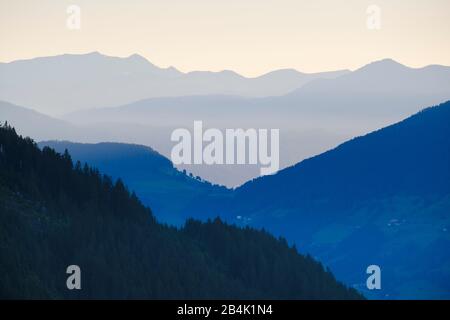 Zillertal, vue de Zillertaler Höhenstraße près de Kaltenbach, Tyrol, Autriche Banque D'Images