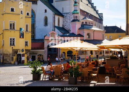 Place De La Haute-Ville Avec L'Église Saint-Joseph, La Vieille Ville, La Mairie Du Tyrol, La Vallée De L'Auberge, Le Tyrol, L'Autriche Banque D'Images