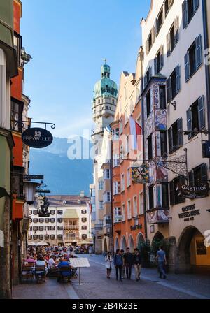 Herzog-Friedrich-Straße avec tour de ville dans la vieille ville, derrière le toit d'or, Innsbruck, Tyrol, Autriche Banque D'Images