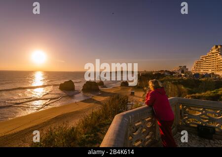 Praia da Rocha sur la côte de l'Algarve Banque D'Images