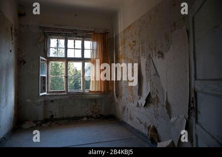 Ancienne fenêtre dans le bâtiment d'usine abandonné Banque D'Images