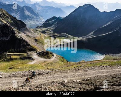 VTT dans les Hautes Pyrénées françaises Banque D'Images