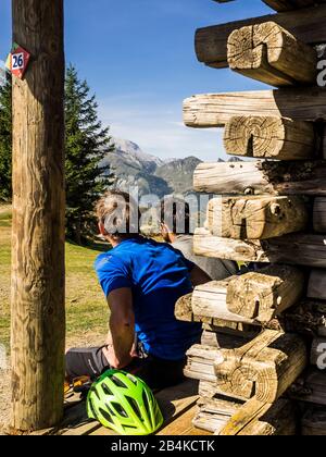 VTT dans les Hautes Pyrénées françaises, reposez-vous devant une cabane Banque D'Images