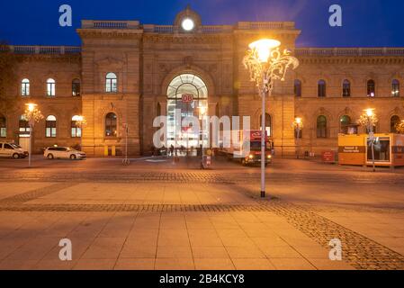 Allemagne, Saxe-Anhalt, Magdeburg, vue sur la gare principale de Magdeburg à l'heure bleue, tôt le matin, Allemagne. Banque D'Images