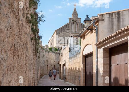 Espagne, Majorque, Alcúdia, allée avec l'église de Sant jame à Alcúdia. Banque D'Images