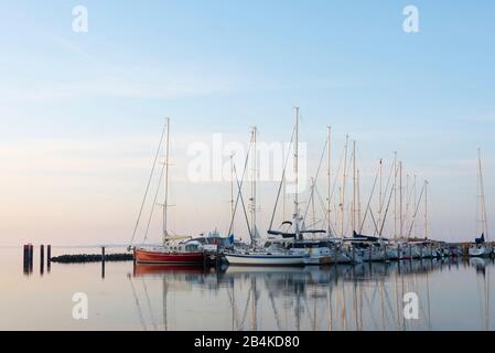 Allemagne, Mecklembourg-Poméranie-Occidentale, Hiddensee, monastère du port de Sailor, réflexion, le matin. Banque D'Images