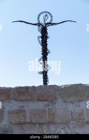 Jordan, Nebo, Serpent Cross sur le Mont Nebo, créé par l'artiste italien Giovanni Fantoni. Banque D'Images