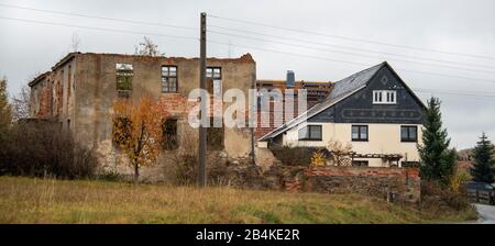 Allemagne, Saxe, Cunewalde: Vue sur un délabré et une nouvelle maison à Cunewalde dans le district de Bautzen. Banque D'Images