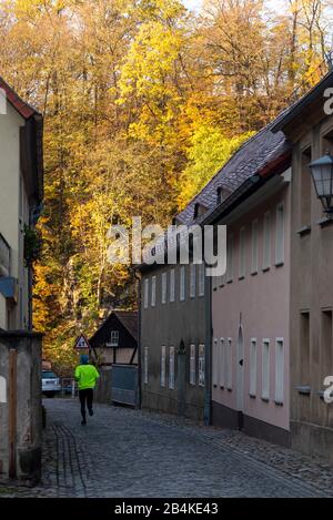 Allemagne, Saxe. Bautzen, jogger traverse une ruelle de Bautzen, Haute Lusace. Banque D'Images