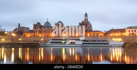 Allemagne, Saxe. Dresde, vue sur l'Elbe avec un bateau à vapeur, le Zwinger de Dresde et la Frauenkirche de Saxe. Banque D'Images