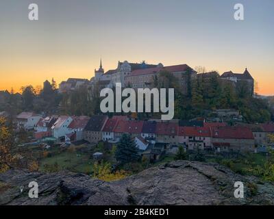 Allemagne, Saxe. Bautzen, vue sur l'Ortenburg peu de temps avant le lever du soleil, bâtiments résidentiels à Bautzen, Oberlausitz. Banque D'Images