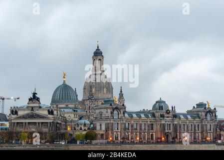 Allemagne, Saxe. Dresde, Dresdner Zwinger et Frauenkirche, vieille ville, Dresde. Banque D'Images