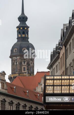 Allemagne, Saxe. Dresde, vue sur l'hôtel Hilton dans la vieille ville de Dresde avec le Fürstenzug et la tour du château de Dresde en arrière-plan, État libre de Saxe. Banque D'Images