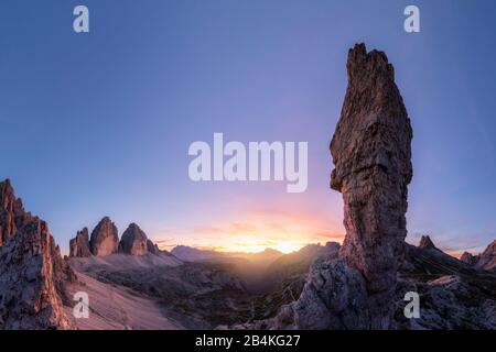 Les faces nord du Tre Cime di Lavaredo (Drei Zinnen) et de la montagne "Frankfurter Würstel" du mont Paterno (Paternkofel), des Dolomites, Bolzano, Tyrol du Sud, Italie, Europe Banque D'Images