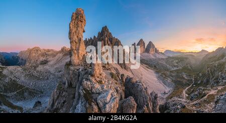 Les faces nord du Tre Cime di Lavaredo (Drei Zinnen), de la montagne "Frankfurter Würstel" et du mont Paterno (Paternkofel), des Dolomites de Sexten, Bolzano, Tyrol du Sud, Italie, Europe Banque D'Images