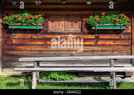 Façade extérieure d'une cabane alpine typique sur les prairies d'Incisa, les Dolomites, Corvara à Badia, Bolzano, Tyrol du Sud, Itay Banque D'Images