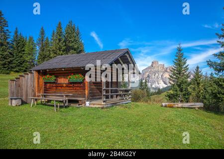 Chalet typique des prairies d'Incisa, en arrière-plan le Sassongher, les Dolomites, Corvara à Badia, Bolzano, Tyrol du Sud, Itay Banque D'Images