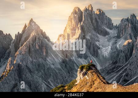 Randonneur debout devant les pics aigus de Cadini di Meurina, Dolomites, Auronzo di Cadore, Belluno, Vénétie, Italie Banque D'Images