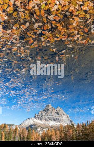 Tre Cime di Lavaredo Drei Zinnen se reflète sur la surface du lac antorno, Auronzo di Cadore, Belluno, Vénétie, Italie Banque D'Images