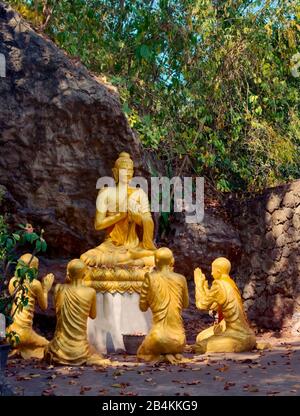 Statues dorées de Bouddha et de disciples au Mont Phou si, à Luang Prabang, Laos. Banque D'Images